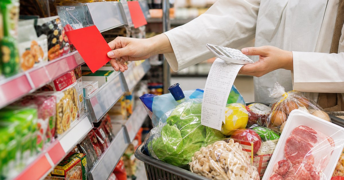 セール札を見ながら膨らんだ買い物かごとレシートを持つ人物