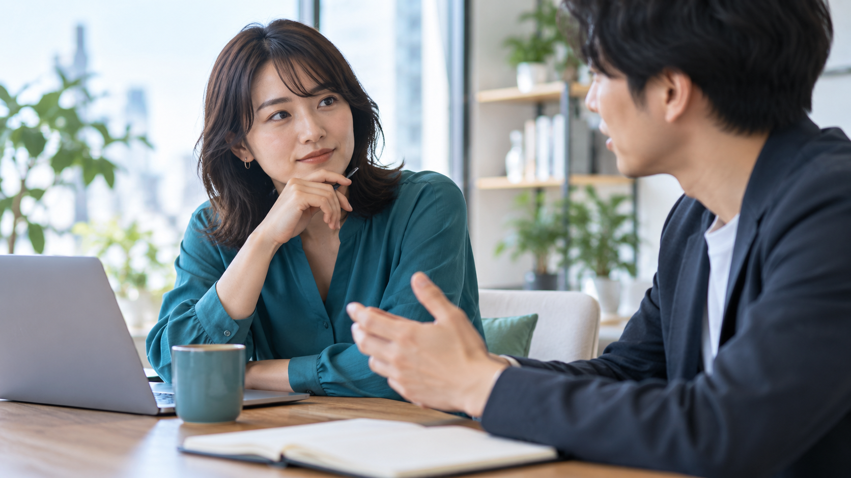 会話する相手を見ながら印象を慎重に考える人